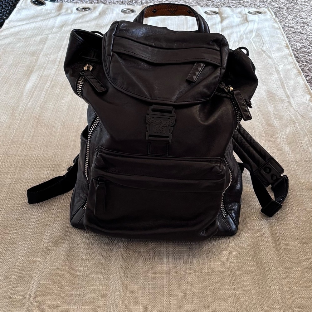 KILLIAN MEN'S MEDIUM LEATHER LOGO BACKPACK, BLACK IN BK